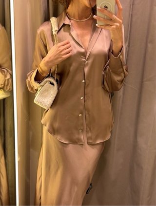 Blusa Zara satinada beige