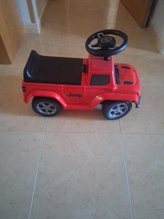 Coche correpasillos Jeep rojo