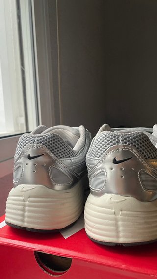 Zapatillas Nike P-6000 Grises y Plateadas