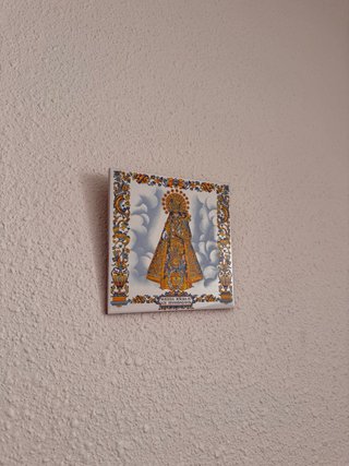 Azulejo Virgen con marco dorado