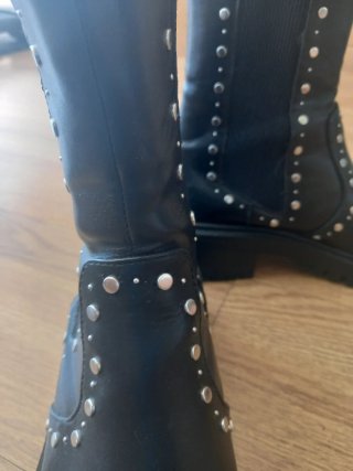 Botines negros con tachuelas