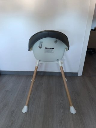 Trona de bebé con bandeja y patas de madera