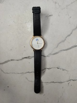 Reloj Negro y Dorado