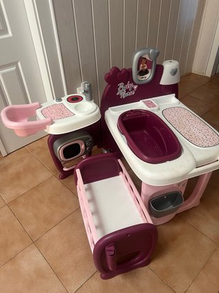 Cuna, bañera y cocina de bebé