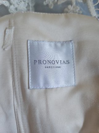 Vestido de Novia color  blanco roto con pedrería e