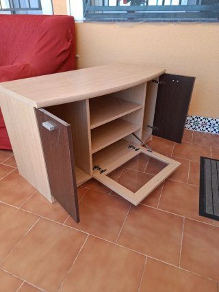 Mesa TV madera clara y oscura