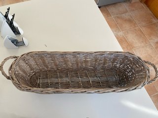 Cesta de mimbre alargada con asas