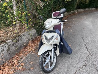 Suzuki Sixteen 125 Scooter Blanco/Burdeos