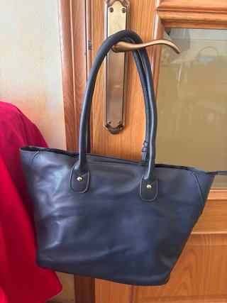 Bolso azul marino  con monedero y otro bolso dentr
