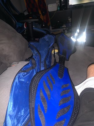 Monopatín de dos ruedas azul