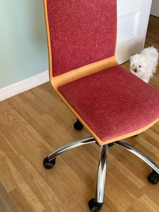 Silla de escritorio roja y plateada