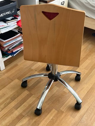 Silla de escritorio roja y plateada