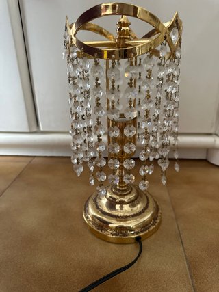 Lámpara de mesa vintage de metal dorado y cristal