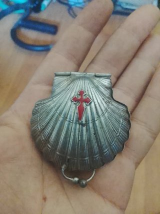 Pequeño joyero vintage concha cruz roja