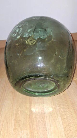 Damajuana antigua de cristal verde