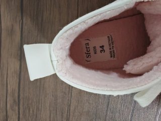 Zapatilla bota blanca niña con pompón