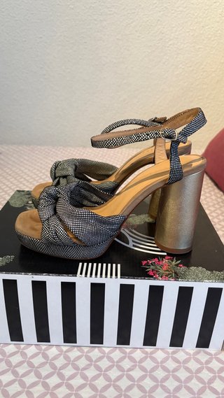 Zapatos de tacón plateados y negros