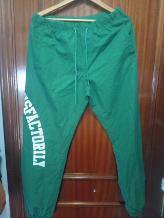 Pantalón chico verde con logo