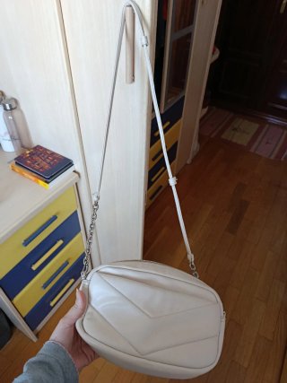 Bolso bandolera beige con cadena