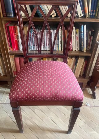Silla antigua de madera, tengo seis sillas iguales