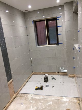 Tarima y azulejo para instalación