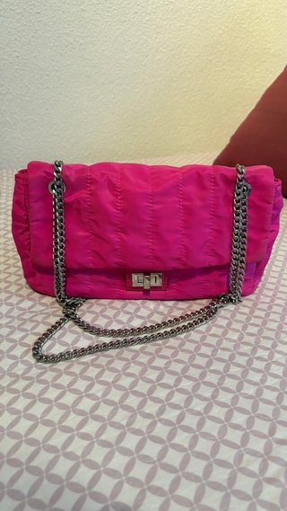 Bolso de mano fucsia con cadena