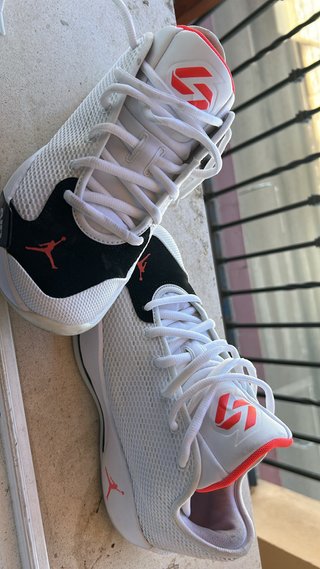 Zapatillas Jordan Blancas y Rojas