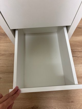 Cómoda pequeña blanca