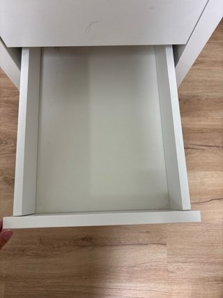Cómoda pequeña blanca