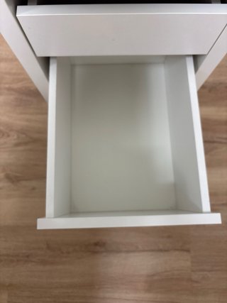 Cómoda pequeña blanca