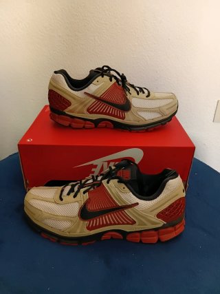 Nike Zoom Vomero 5 Beige/Rojo