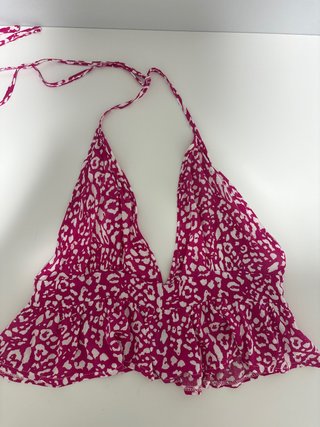 Top rosa con estampado animal y volante