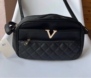 Bolso de hombro negro con etiqueta