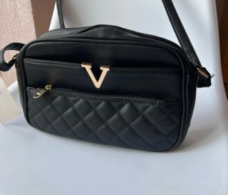 Bolso de hombro negro con etiqueta