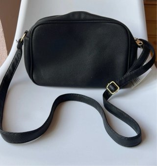 Bolso de hombro negro con etiqueta