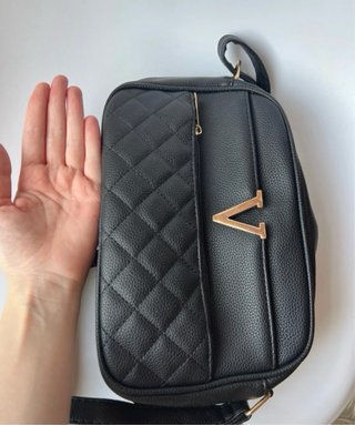 Bolso de hombro negro con etiqueta