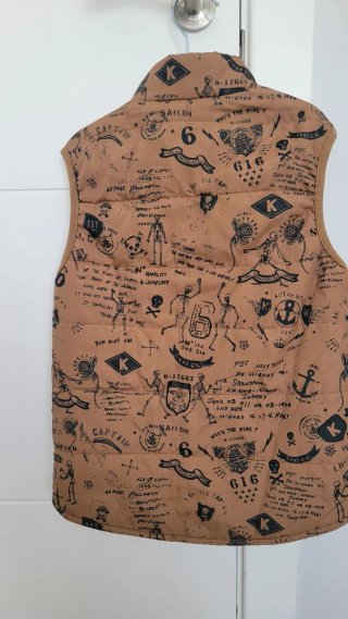Chaleco niño IKKS estampado pirata.talla 128