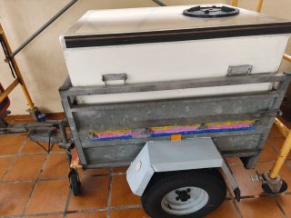 Remolque con depósito incluido