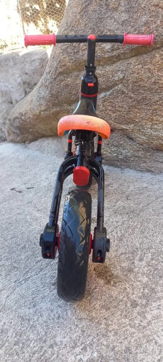 Bicicleta de equilibrio infantil negra y roja
