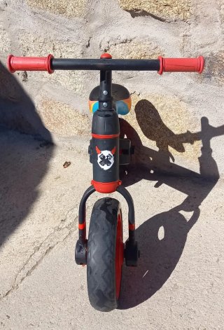 Bicicleta de equilibrio infantil negra y roja