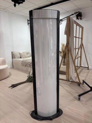 Tótem expositor fotográfico con luz