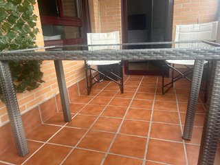 Tavolo da Terrazza in Rattan Grigio e Cristallo