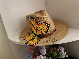 Sombrero de paja pintado a mano con mariposa
