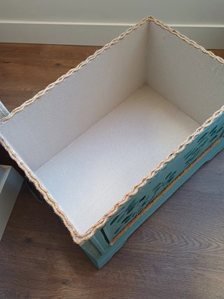 Caja de madera restaurada con asas