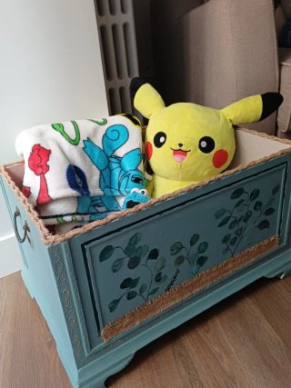 Caja de madera restaurada con asas