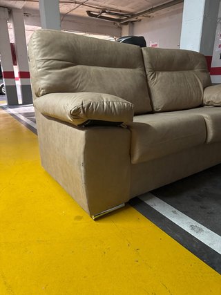 Sofá de piel beige