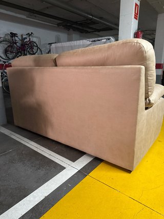 Sofá de piel beige
