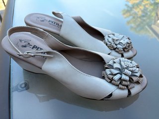 Sandalias Pitillos Beige y Blanco con Flor