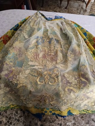 Traje de Fallera con bordado dorado