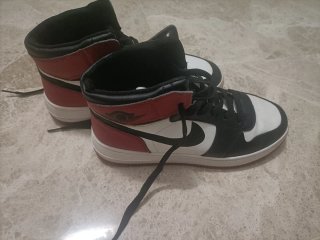 Zapatillas Jordan Negras,granate y Blancas